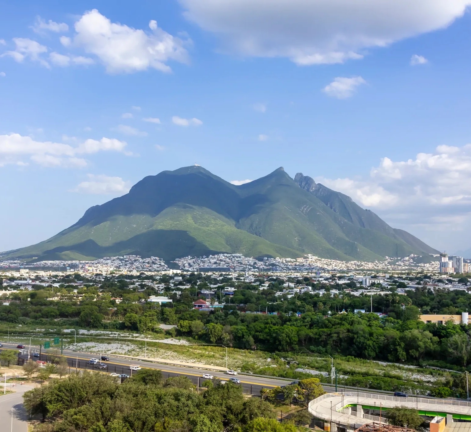 Skyline de Monterrey con montañas